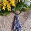 ✨🔮 Colgante Escoba de Bruja de Turmalina Arcoíris – 7 cm 🔮✨
