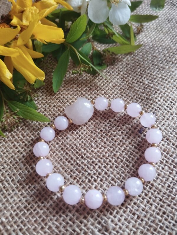 ✨🐱 Pulsera de Cuarzo Rosa con Gato y Detalles Dorados 💖✨