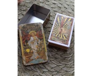 Tarot Art Nouveau Canto Dorado en Lata – Belleza y Sofisticación en Cada Lectura