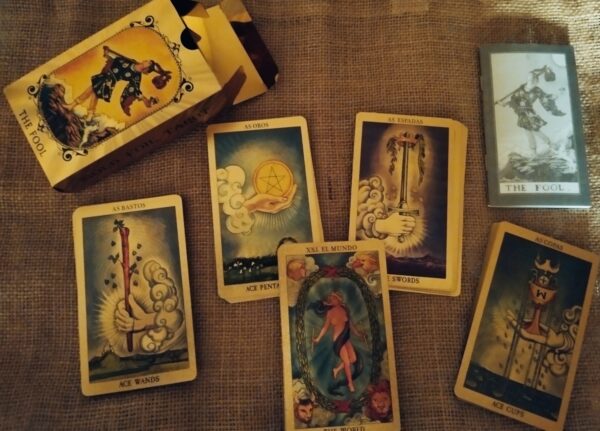 Tarot Rider Waite Dorado 12x7cm – Elegancia y Autenticidad en Cada Lectura