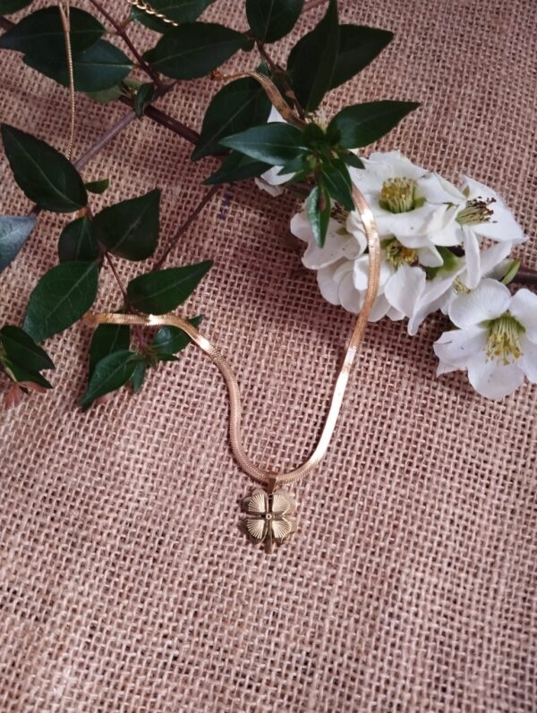 Collar en Acero Inoxidable Oro con Trébol de Cuatro Hojas – Símbolo de Suerte y Prosperidad