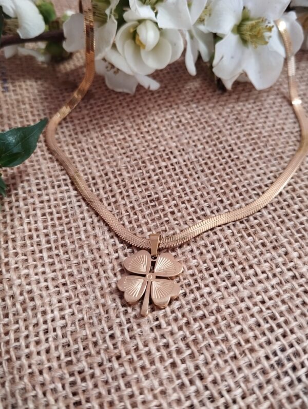 Collar en Acero Inoxidable Oro con Trébol de Cuatro Hojas – Símbolo de Suerte y Prosperidad