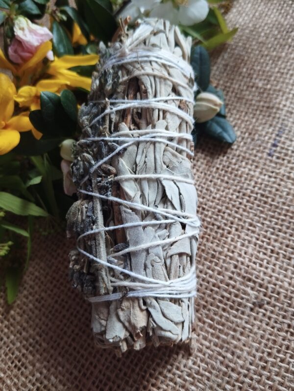 ✨🌿 Atadillo de Salvia y Lavanda – Limpieza y Armonía 🌿✨