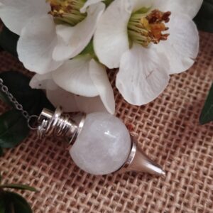 🔮✨ Péndulo Esférico de Cuarzo Blanco con Punta de Metal Plateado – Claridad y Energía Pura ✨🔮