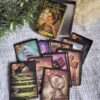 Oráculo Gilded Reverie Lenormand – Edición Extendida de 47 Cartas Doradas en Caja Metálica