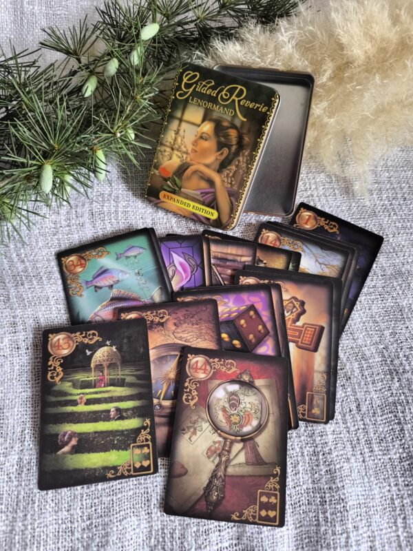 Oráculo Gilded Reverie Lenormand – Edición Extendida de 47 Cartas Doradas en Caja Metálica