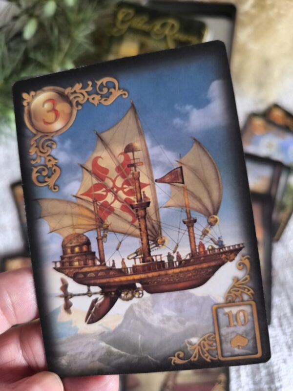 Oráculo Gilded Reverie Lenormand – Edición Extendida de 47 Cartas Doradas en Caja Metálica