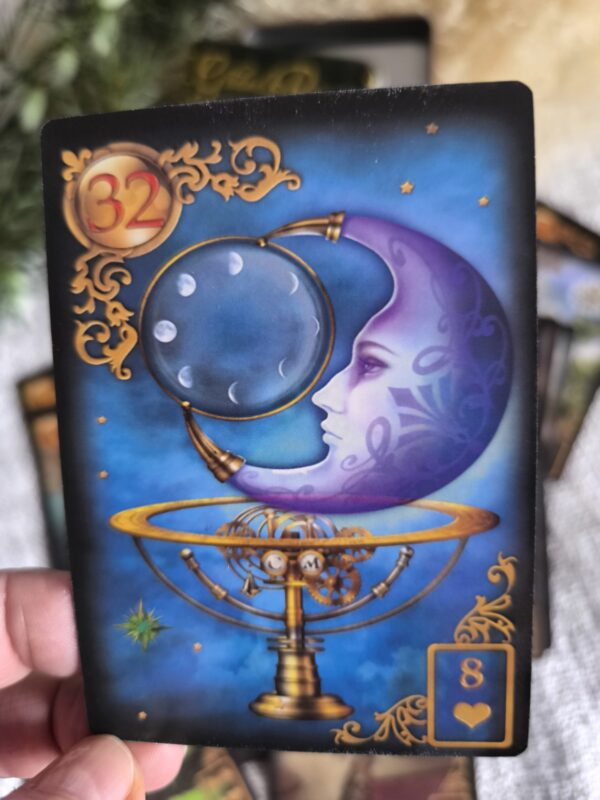 Oráculo Gilded Reverie Lenormand – Edición Extendida de 47 Cartas Doradas en Caja Metálica