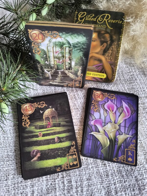 Oráculo Gilded Reverie Lenormand – Edición Extendida de 47 Cartas Doradas en Caja Metálica
