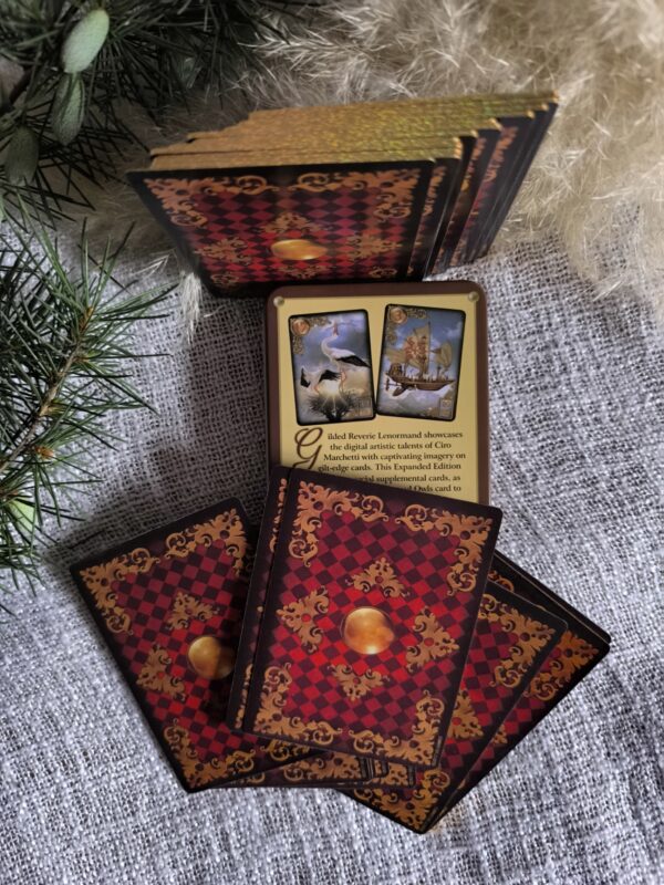 Oráculo Gilded Reverie Lenormand – Edición Extendida de 47 Cartas Doradas en Caja Metálica
