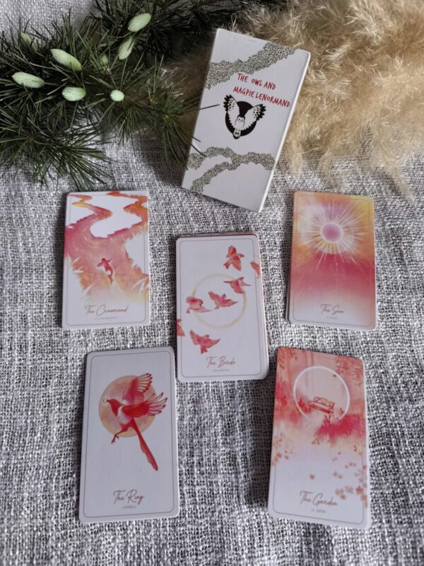 Oráculo The Owl and Magpie Lenormand – 36 Cartas Ilustradas en Tinta Naranja