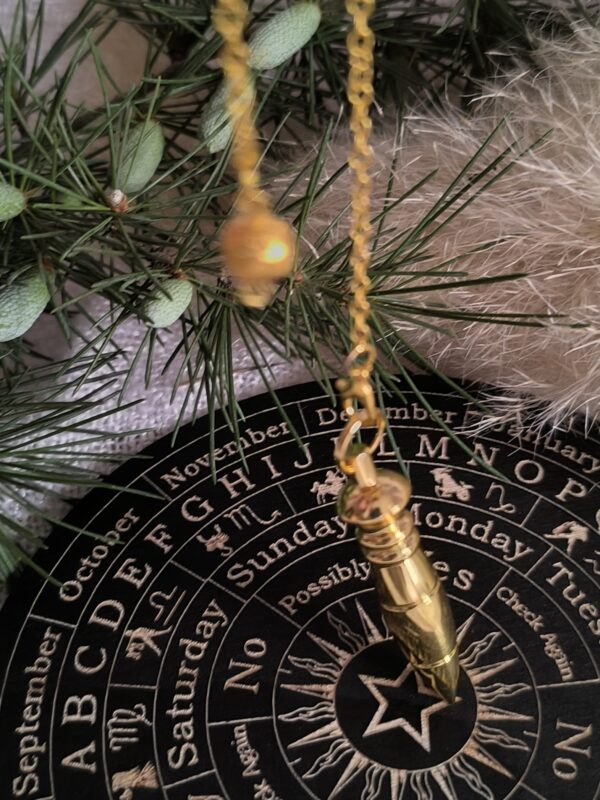 IMG_20251030_171434 Péndulo Karnak Dorado – Energía y Precisión Mística