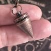 Péndulo de Metal Vintage con Forma Cónica – Precisión, Equilibrio y Energía Pura