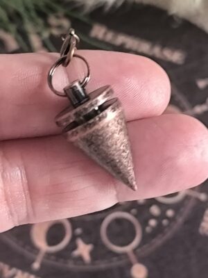 Péndulo de Metal Vintage con Forma Cónica – Precisión, Equilibrio y Energía Pura