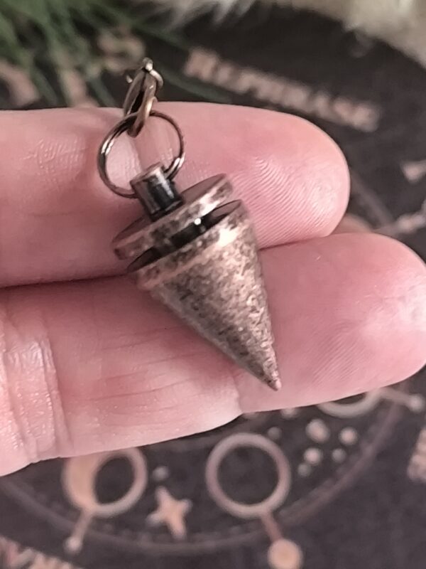 Péndulo de Metal Vintage con Forma Cónica – Precisión, Equilibrio y Energía Pura