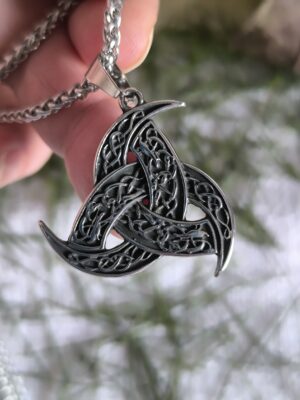 Collar Vikingo de los Tres Cuernos de Odín – Símbolo Sagrado de Fuerza y Conexión