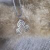 Collar con Símbolo Celta Trisquel – Triskelion de Energía y Equilibrio en Acero Inoxidable