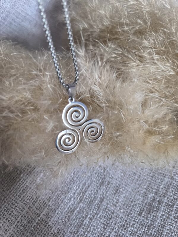 Collar con Símbolo Celta Trisquel – Triskelion de Energía y Equilibrio en Acero Inoxidable
