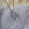 Collar con Símbolo Celta Trisquel – Triskelion de Energía y Equilibrio en Acero Inoxidable
