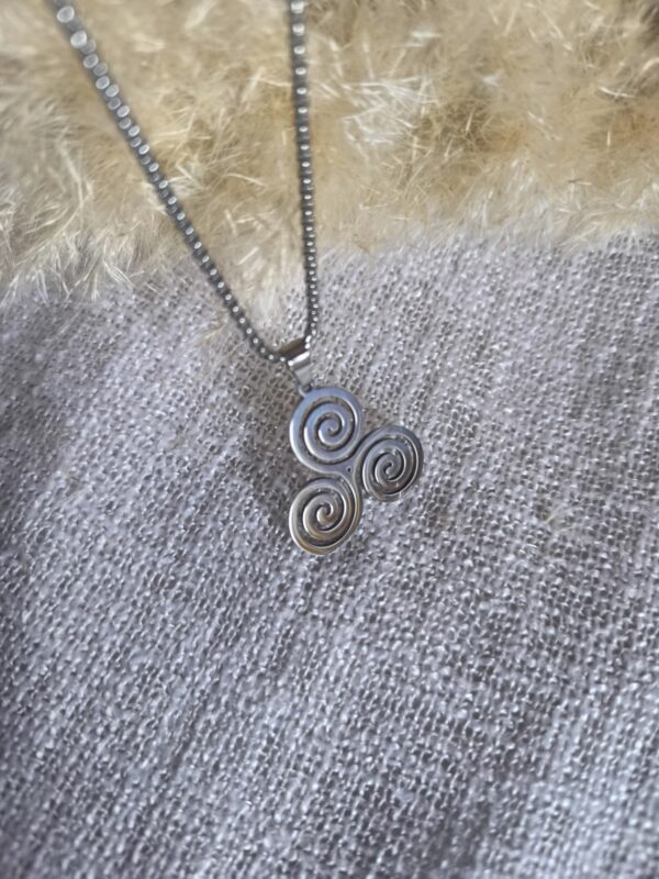 Collar con Símbolo Celta Trisquel – Triskelion de Energía y Equilibrio en Acero Inoxidable