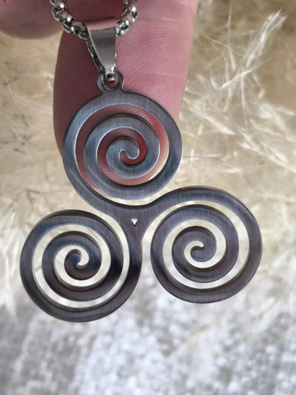 Collar con Símbolo Celta Trisquel – Triskelion de Energía y Equilibrio en Acero Inoxidable