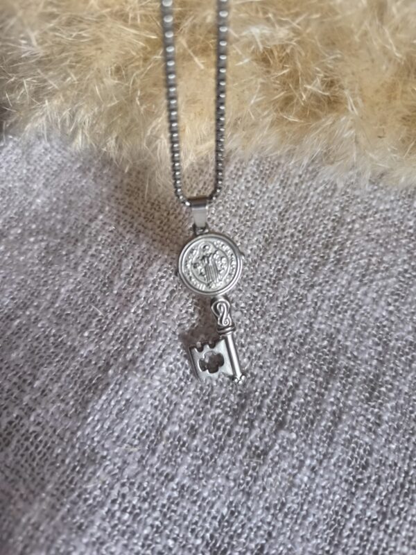 Collar Llave de San Benito – Guardián de la Fe y la Protección Sagrada