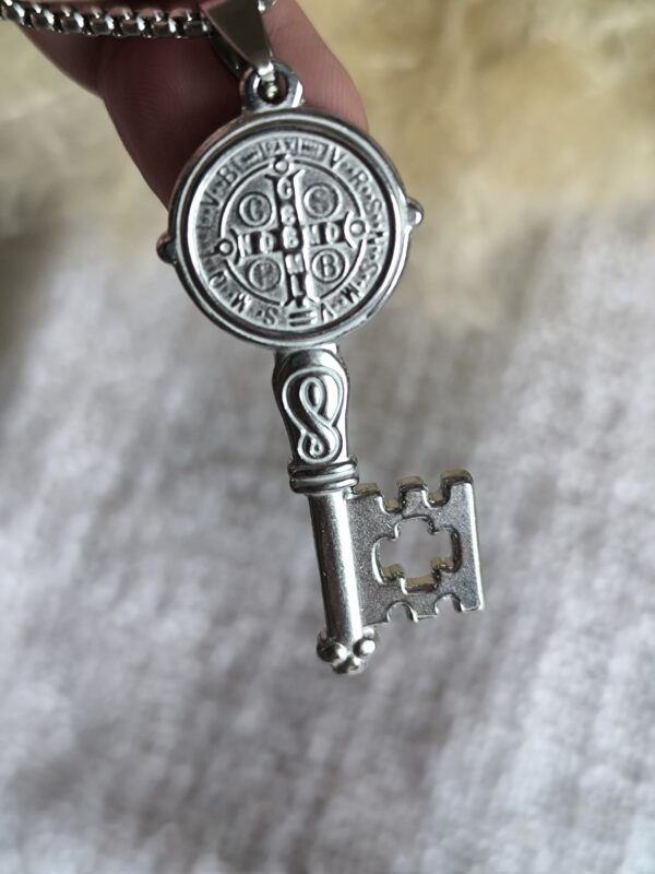 Collar Llave de San Benito – Guardián de la Fe y la Protección Sagrada