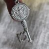 Collar Llave de San Benito – Guardián de la Fe y la Protección Sagrada