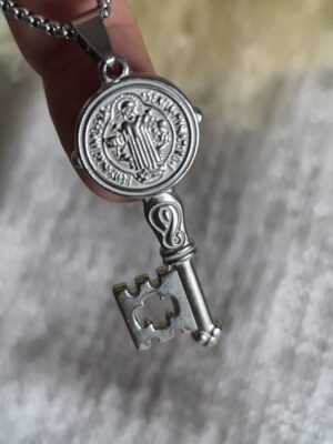 Collar Llave de San Benito – Guardián de la Fe y la Protección Sagrada