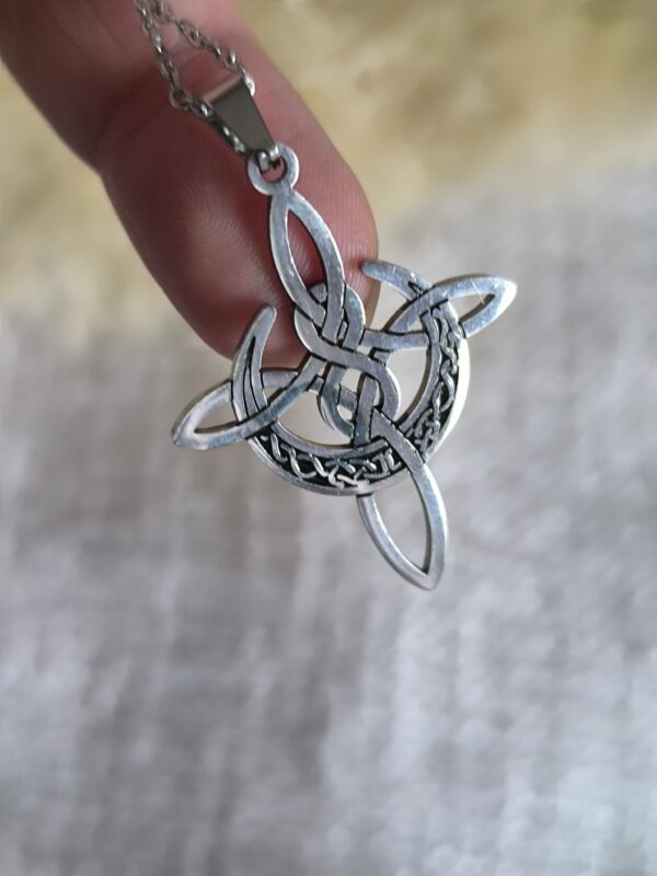 Colgante Nudo de Bruja con Media Luna – Amuleto de Protección y Energía Lunar