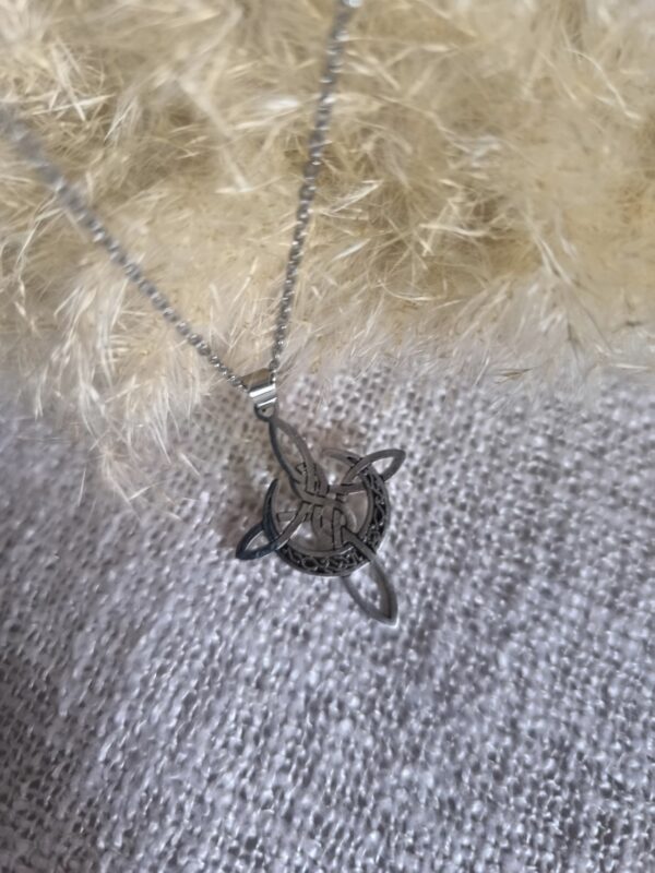 Colgante Nudo de Bruja con Media Luna – Amuleto de Protección y Energía Lunar