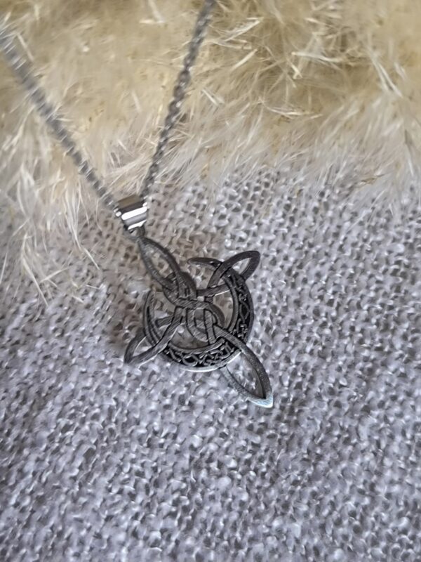 Colgante Nudo de Bruja con Media Luna – Amuleto de Protección y Energía Lunar