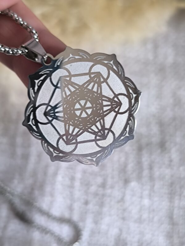 Collar Cubo de Metatrón – Amuleto de Geometría Sagrada y Energía Divina