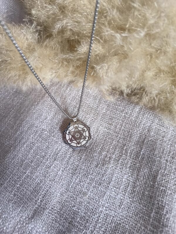 Collar Cubo de Metatrón – Amuleto de Geometría Sagrada y Energía Divina