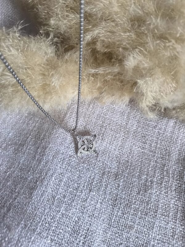 Collar Nudo Celta de la Bruja – Amuleto de Protección y Energía Ancestral