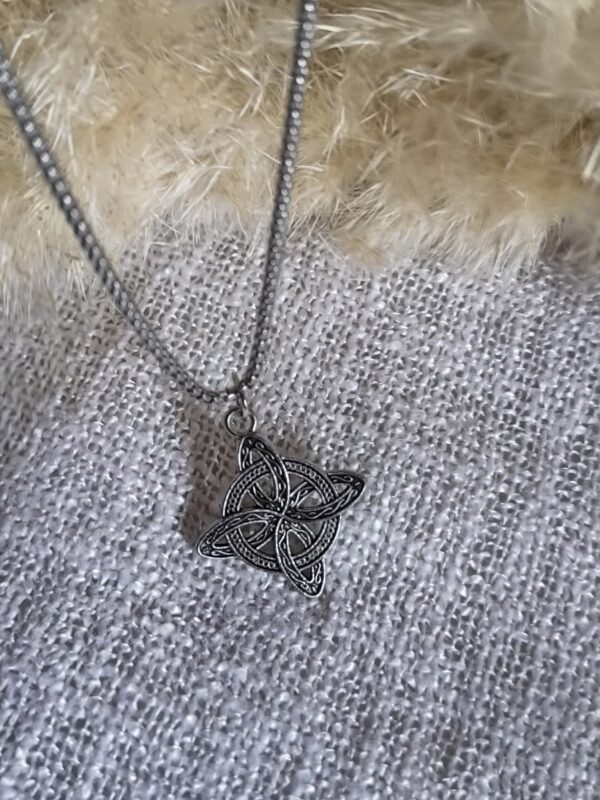 Collar Nudo Celta de la Bruja – Amuleto de Protección y Energía Ancestral