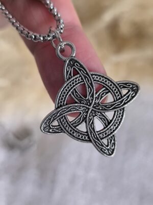 Collar Nudo Celta de la Bruja – Amuleto de Protección y Energía Ancestral