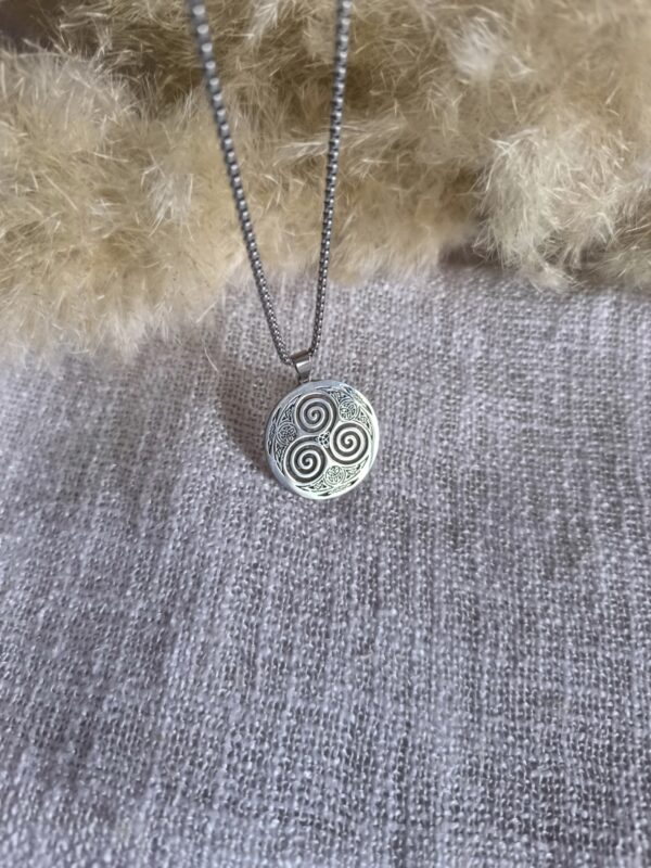 Collar Triskelion Celta – Símbolo de Fuerza y Protección