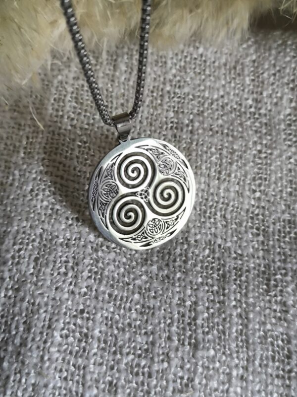 Collar Triskelion Celta – Símbolo de Fuerza y Protección