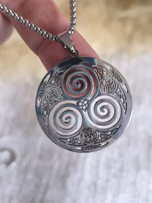Collar Triskelion Celta – Símbolo de Fuerza y Protección