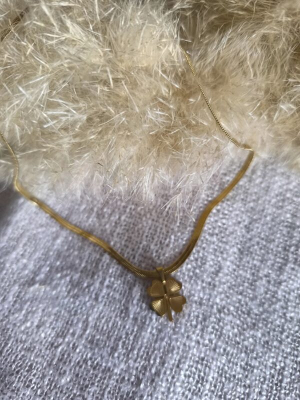 Collar Trébol de Cuatro Hojas Dorado – Amuleto de Fortuna y Energía Positiva