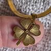 Collar Trébol de Cuatro Hojas Dorado – Amuleto de Fortuna y Energía Positiva