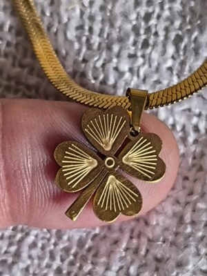 Collar Trébol de Cuatro Hojas Dorado – Amuleto de Fortuna y Energía Positiva