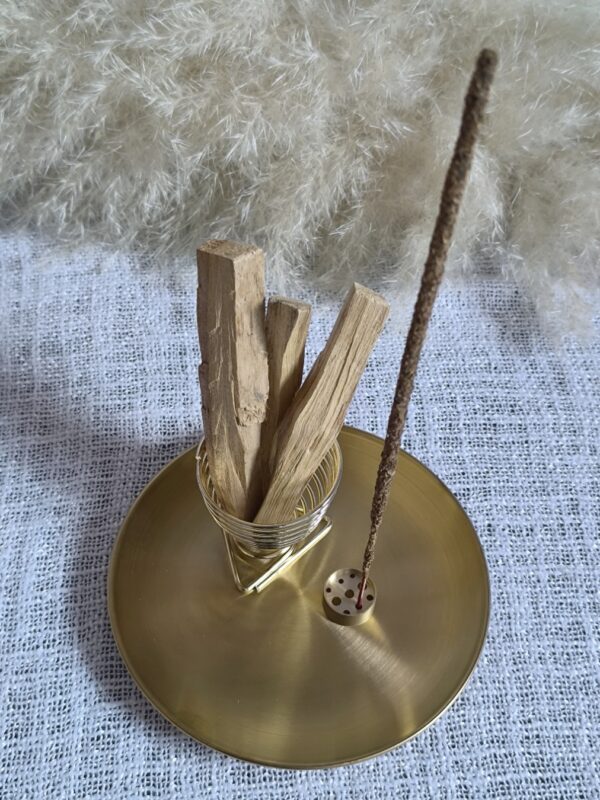 Quemador de Incienso de Metal Dorado – Soporte Versátil para Varillas, Conos y Palo Santo