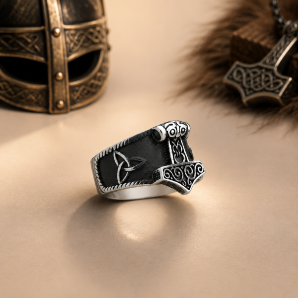 ChatGPT Image 21 may 2026, 12_20_19 Anillo Mjölnir – El martillo de Thor convertido en símbolo de fuerza y protección