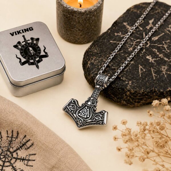 colgante-mjolnir-vikingo-ambiente-nordico Colgante Mjolnir vikingo sobre piedra rúnica en ambiente nórdico minimalista