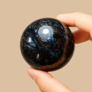 Esfera de Astrofilita Natural 6 cm – Mineral raro de transformación y luz interior